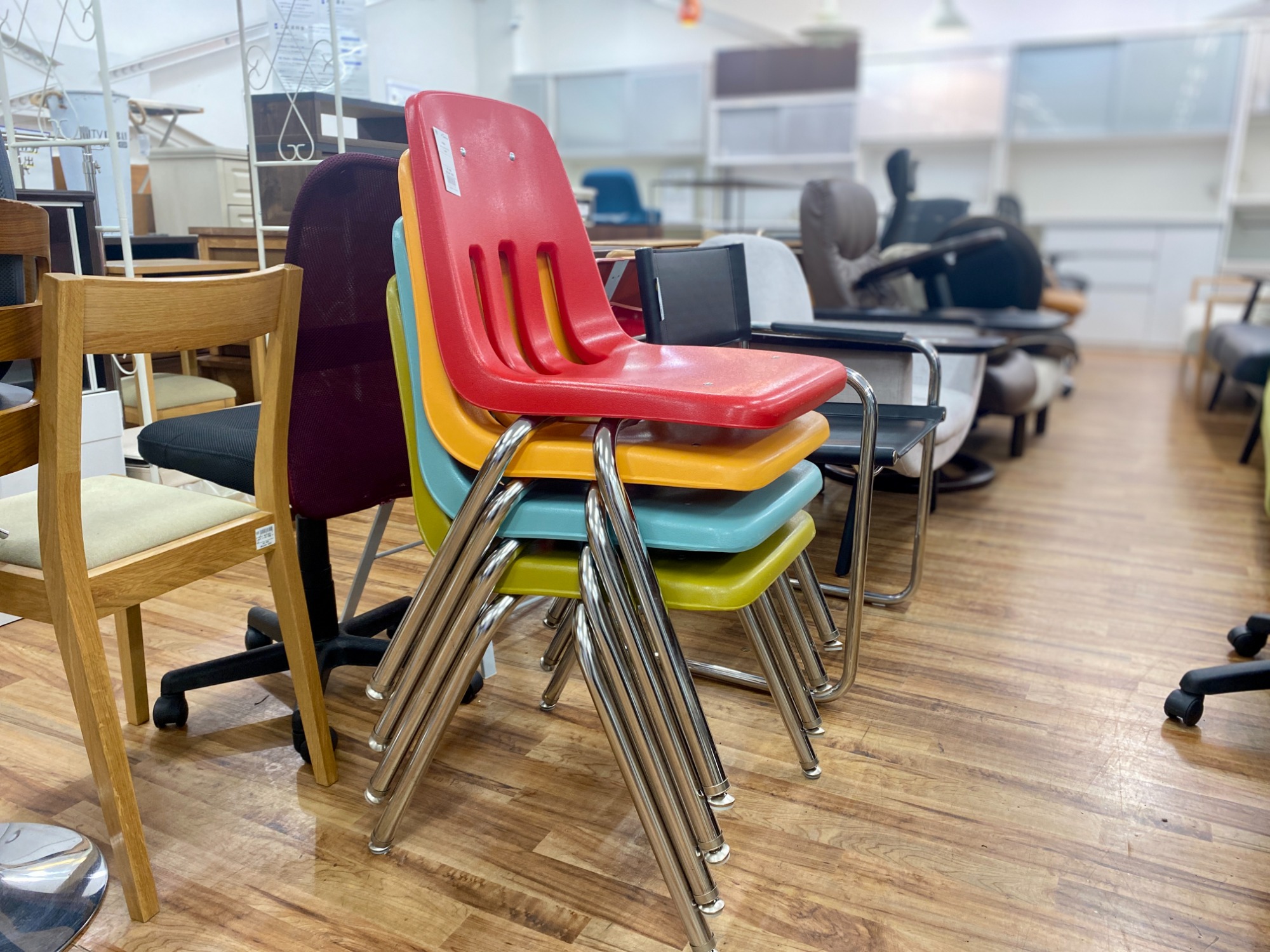 ロサンゼルス発☆】VIRCO(ヴァルコ)のスタッキングチェアをご紹介