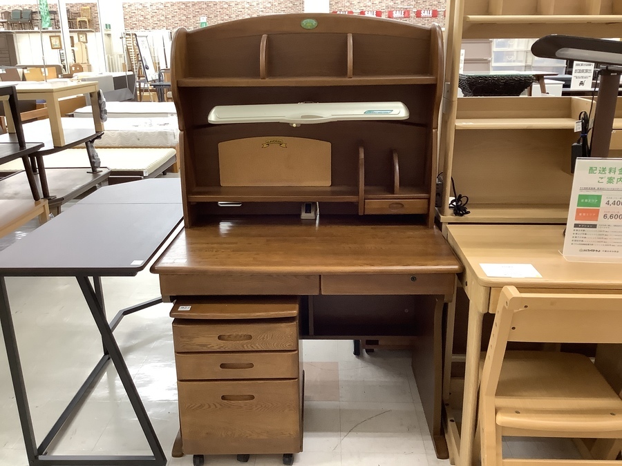 学習机や学習椅子大量展示中！浜本工芸やIDC大塚家具の商品も沢山