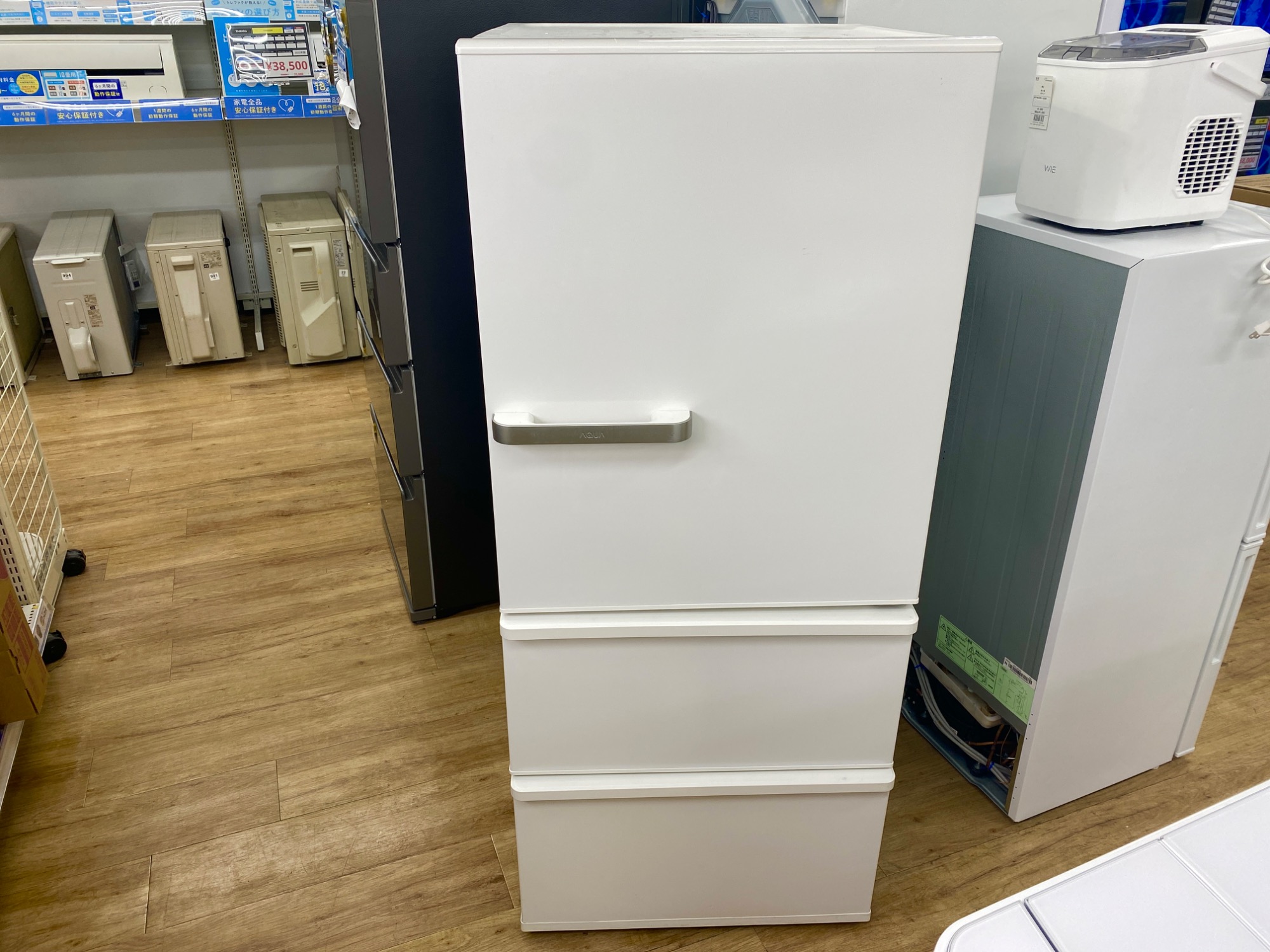 生活家電の販売もしております！！AQUAとmaxzenの冷蔵庫のご紹介です