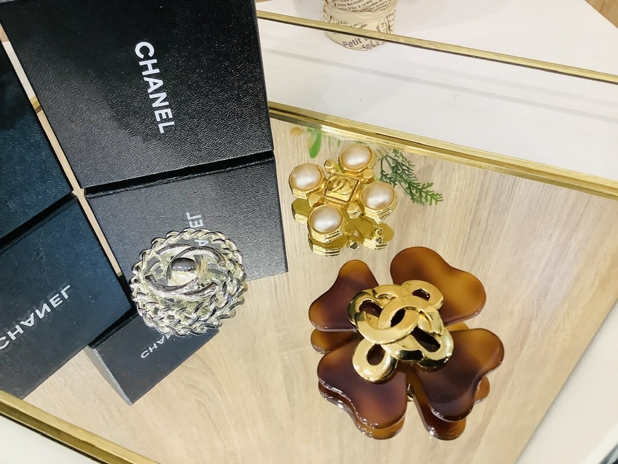 1990年代もの！CHANEL(シャネル) ブローチ3種が買取入荷しました