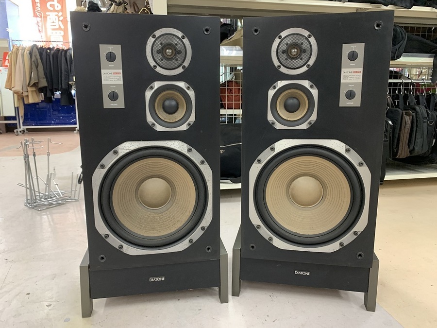 DIATONEの3WAYスピーカーDS-37Bが専用スタンド付で入荷しました