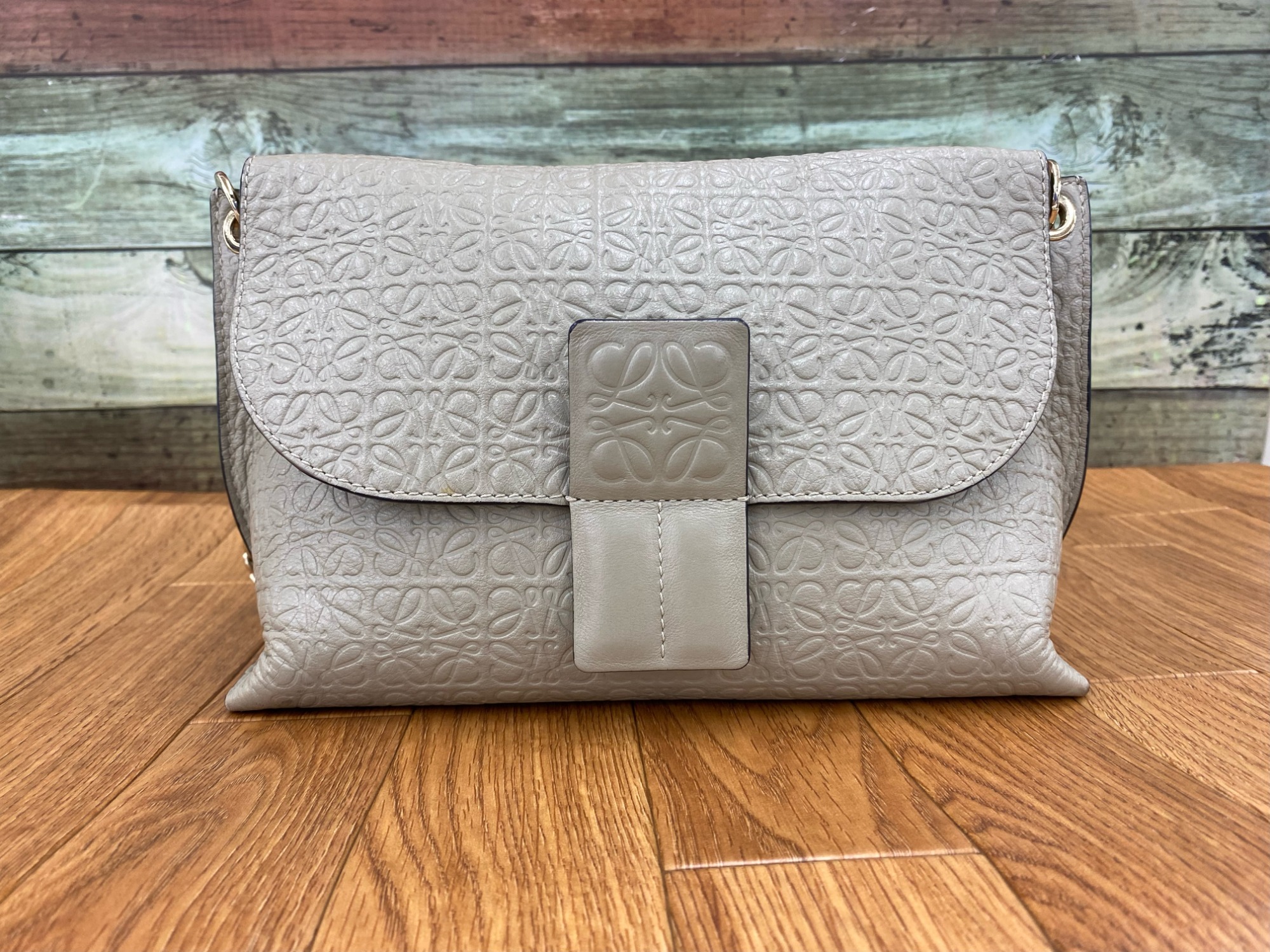 LOEWE】 チェーンショルダーバッグ アベニュー・アナグラムのご紹介