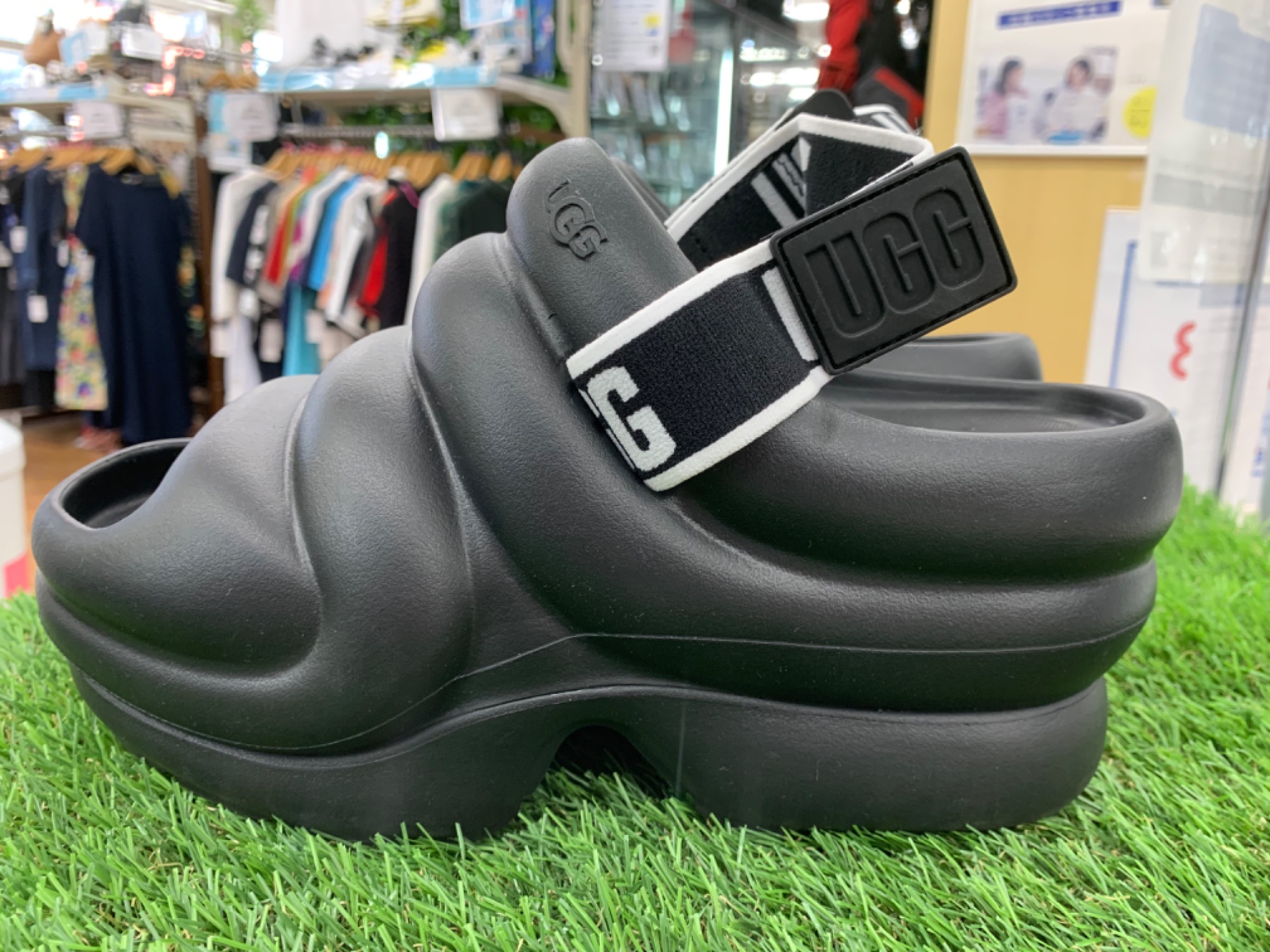 UGG(アグ) 厚底サンダル Aww Yeahをご紹介いたします!!｜2024年07月25