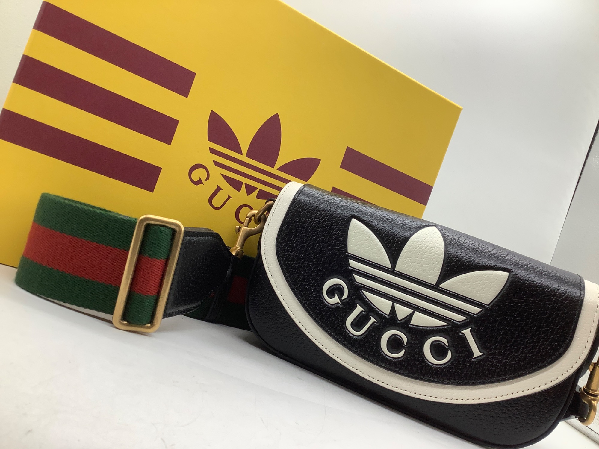 GUCCI×adidas(グッチ×アディダス）ショルダーバッグを紹介致します