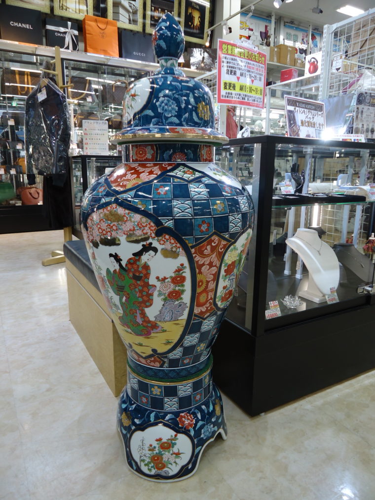 有田焼 金龍窯 博山作 金彩美人花鳥御所車紋 飾壺 入荷のお知らせ