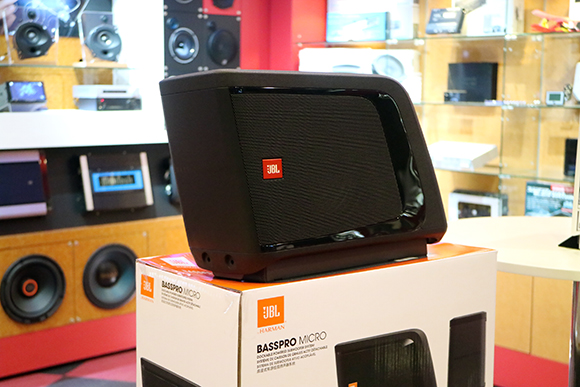 トランクに省スペースで設置できる高性能サブウーファー！JBL BassPro