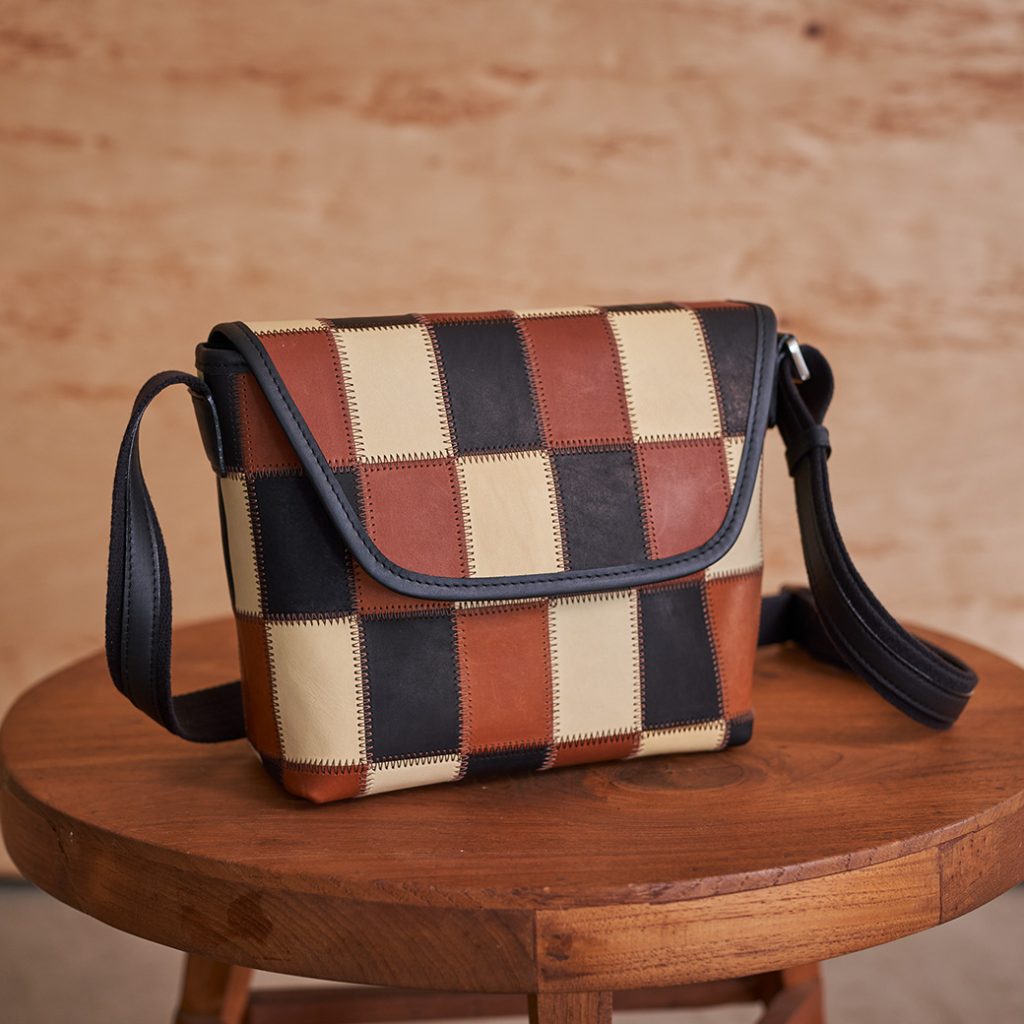 パッチワークで生み出すチェック柄トート＆ショルダー – 革・レザー