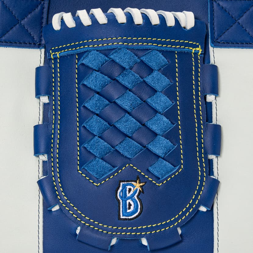 横浜ブルーを、日常に。軽やかに持ち歩く、特別なグローブバッグ – 革