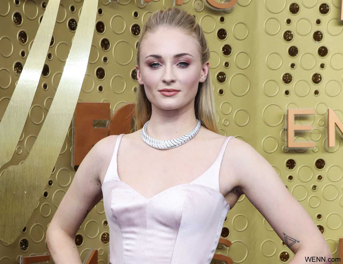 ゲーム・オブ・スローンズ」ソフィー・ターナー、エミー賞でドレスに