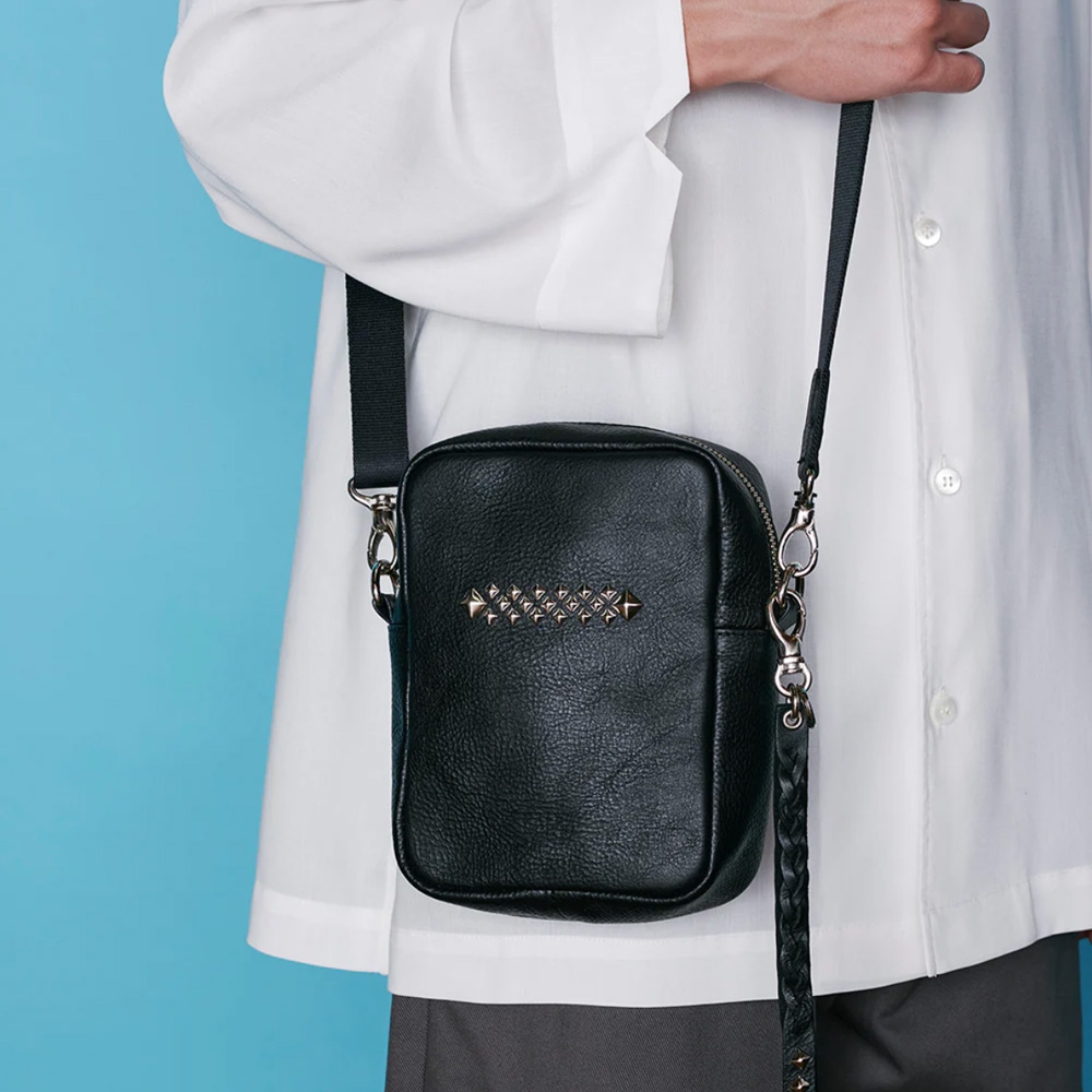 キャリー スタッズ レザー ショルダー ポーチ ＜タイプA＞ | CALEE