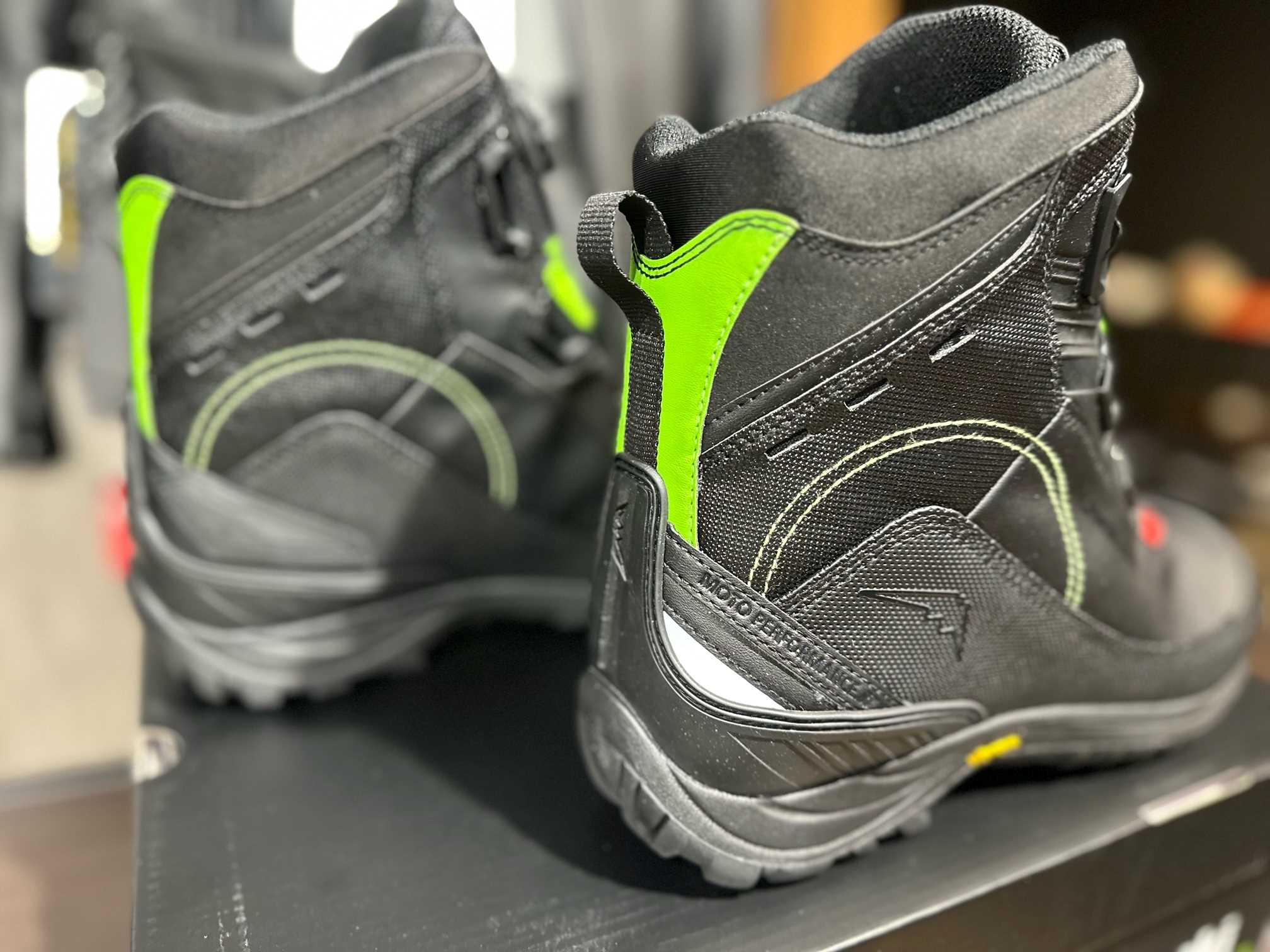 クシタニ、カワサキコラボBOAシステム搭載 バイク用靴 黒/緑 カワサキ