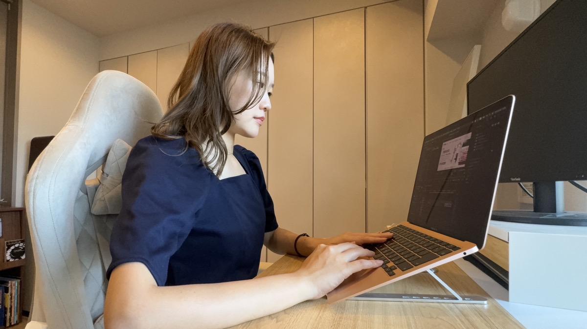 いつか海外に住んで動画編集の仕事をしたい」20代女性が「副業」として