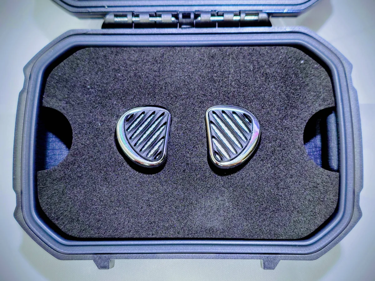 レビュー】TRN JAWS – 理感と明瞭さで聴かせる、寒色系なハイブリッド