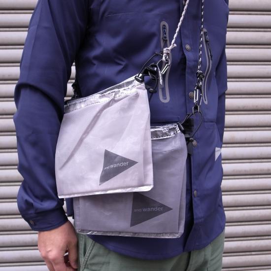 アンドワンダー キューベンファイバーサコッシュ and wander Cuben