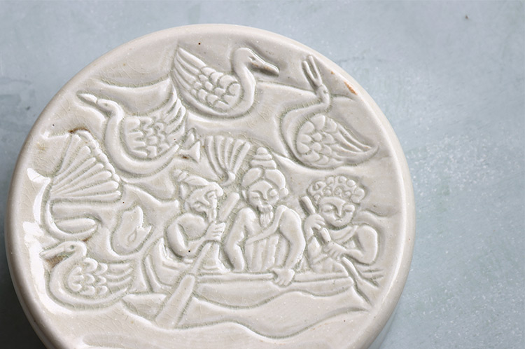 松本郁美 35D 灰釉彫文陶箱（オリエンタル文） ｜ 暮らしのうつわ花田