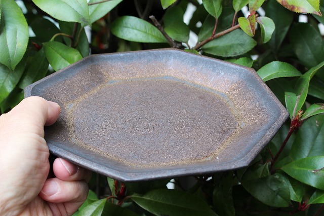 信楽焼 中川 雅佳 作 金彩八角皿（大） うつわ家膳｜人気作家、窯元を