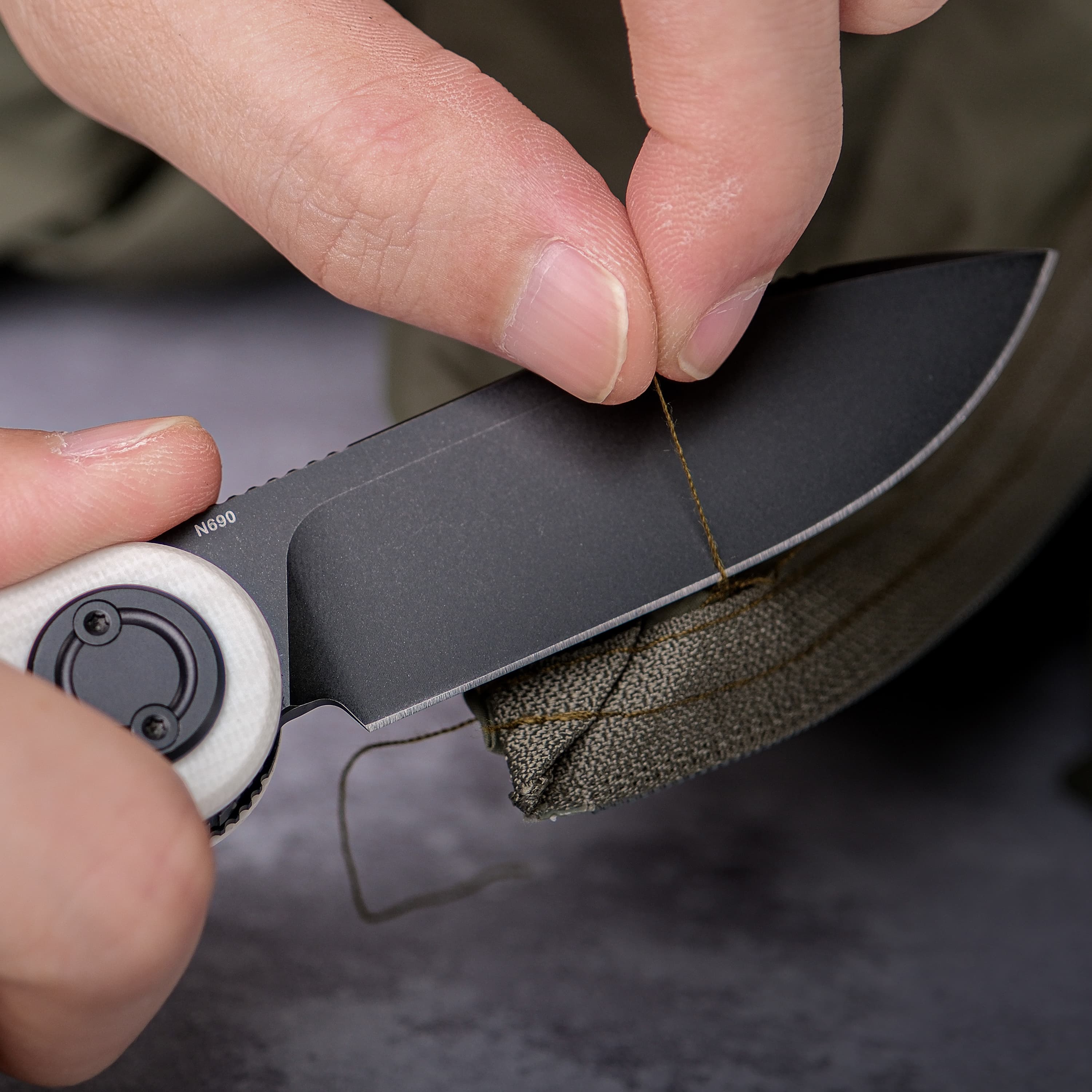 Corgi V 295 - Clean & Capable | White G10 Vanchor Lock