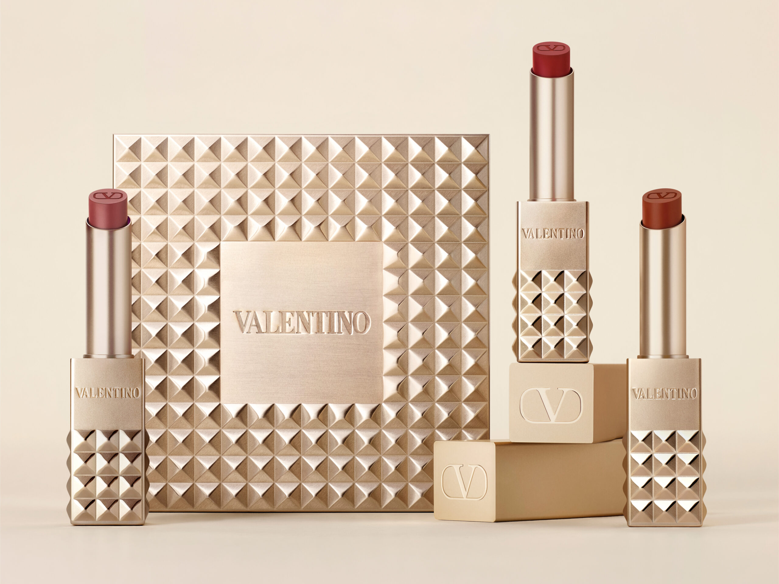 ヴァレンティノ ビューティから、スタッズ煌めくアイコンリップ