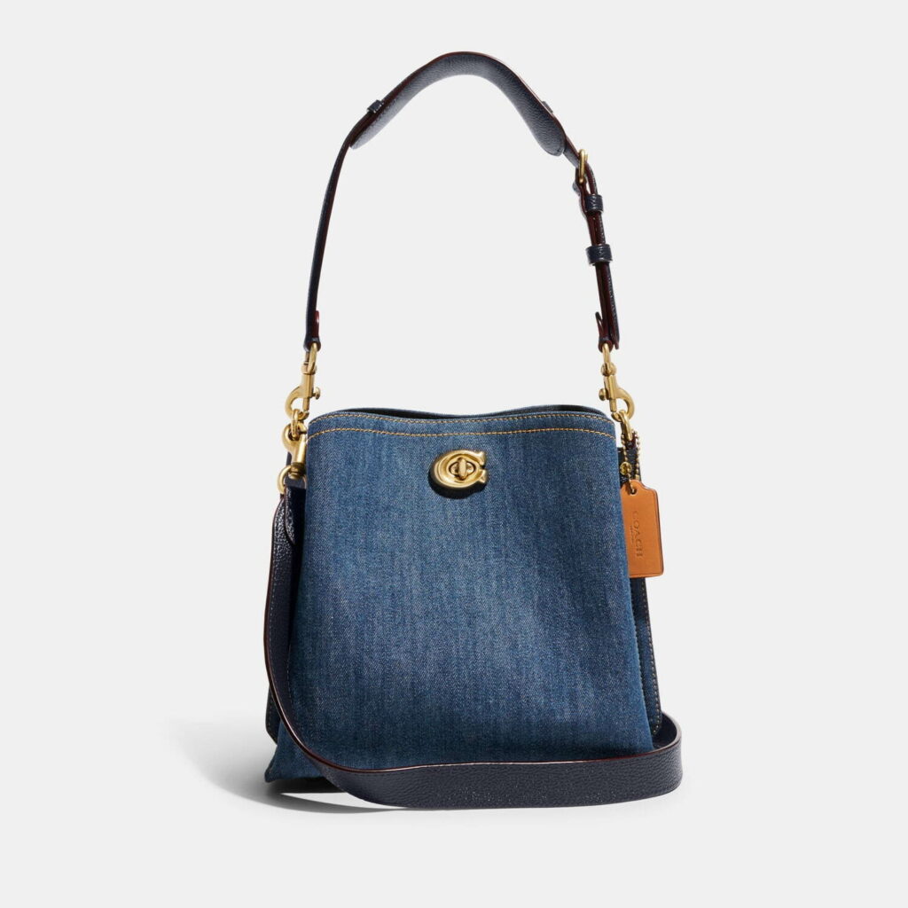 コーチから、シグネチャー柄トートやインディゴブルーのホーボーバッグ