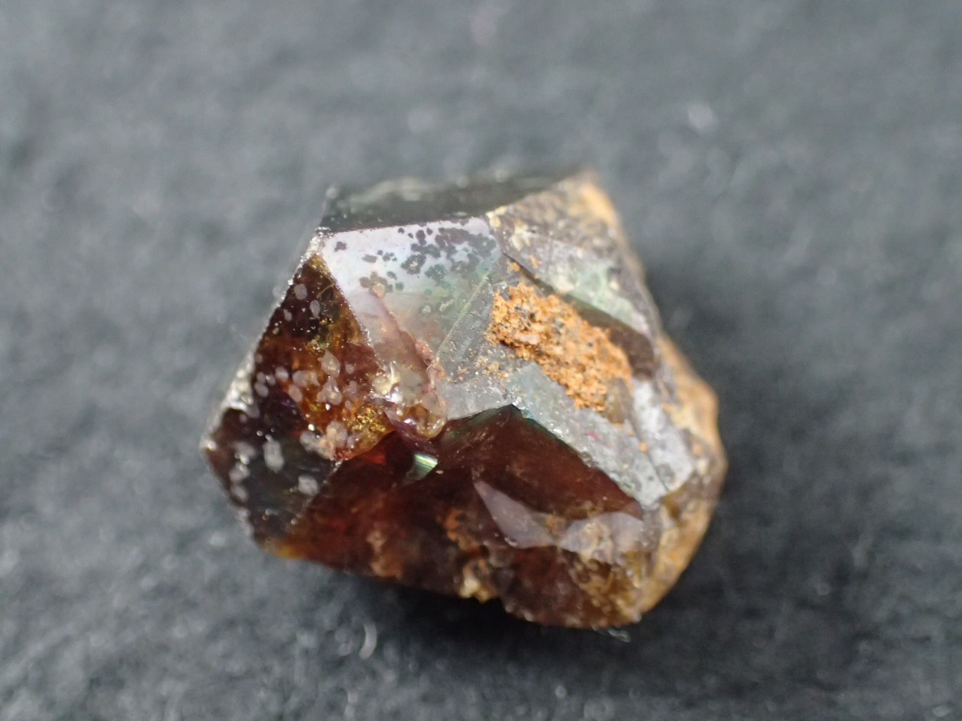 最高品質レインボーガーネット（灰鉄柘榴石・アンドラダイト） 奈良県