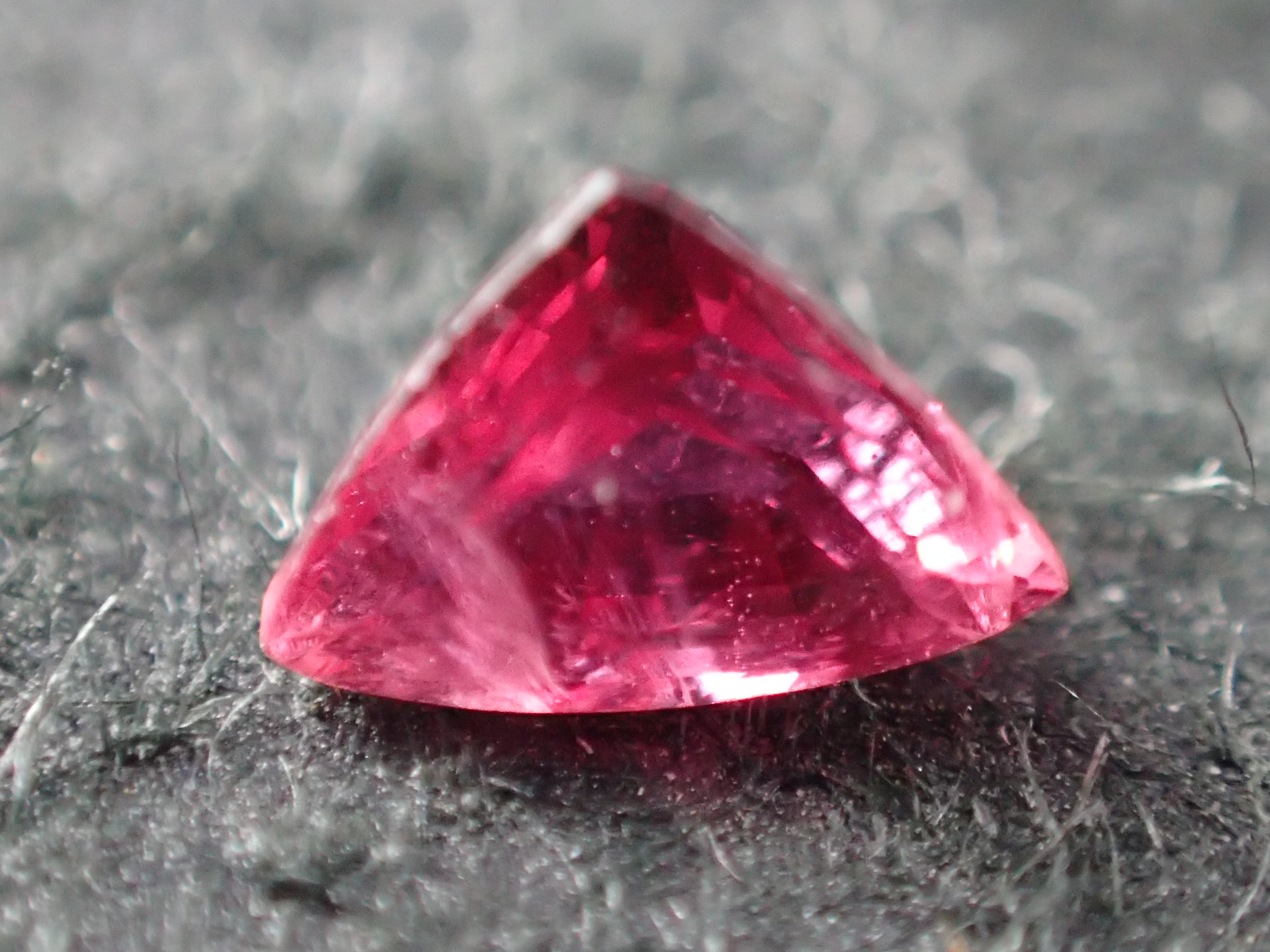 最高品質天然コランダム非加熱ルビー(Ruby) 自由カット モザンビーク産