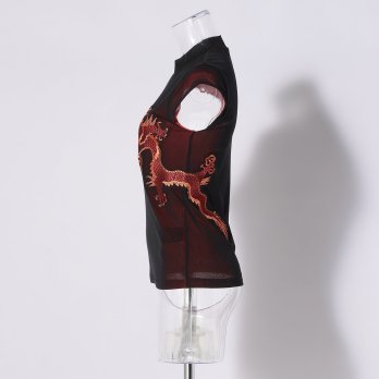 RED DRAGON EMBROIDERY ON STRETCH NETTING ブラウス｜VIVIENNE TAM