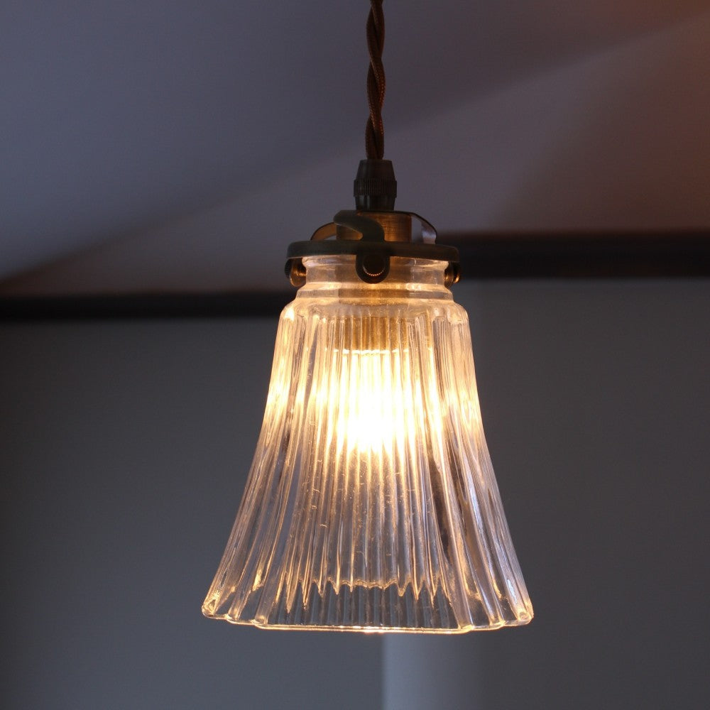 すっきりデザインで灯りが広がる ガラスシェードのペンダントライト