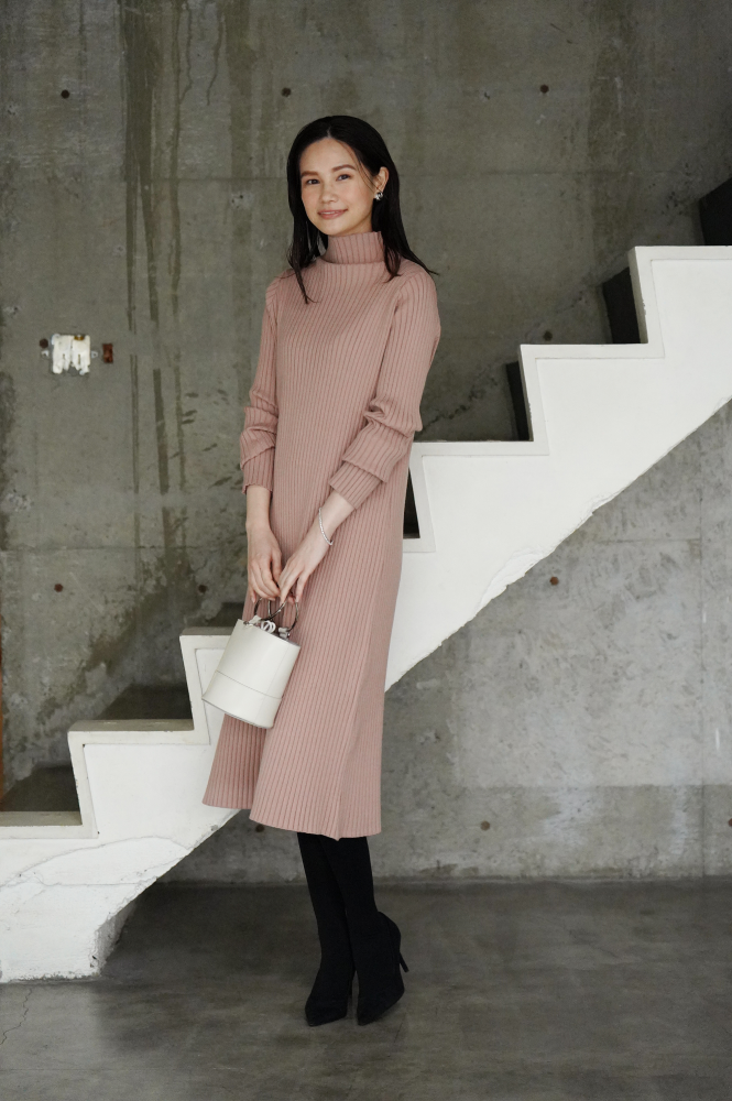 トレンドを捉えたシルエットバランスが魅力の”アルマニットワンピース