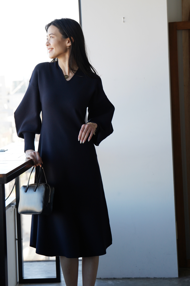 立体的な袖のアクセントと女性らしいシルエットが魅力の”ボリューム