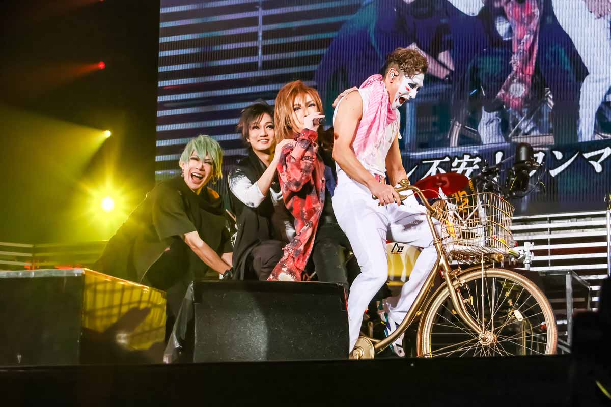 ゴールデンボンバー】20周年アリーナライブ「旧作-kyusaku-」、初期の