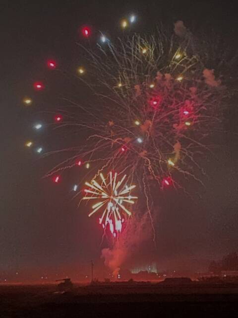 コロナ禍から始まった内部地区クリスマス花火 今年も夜空を彩る | YOU