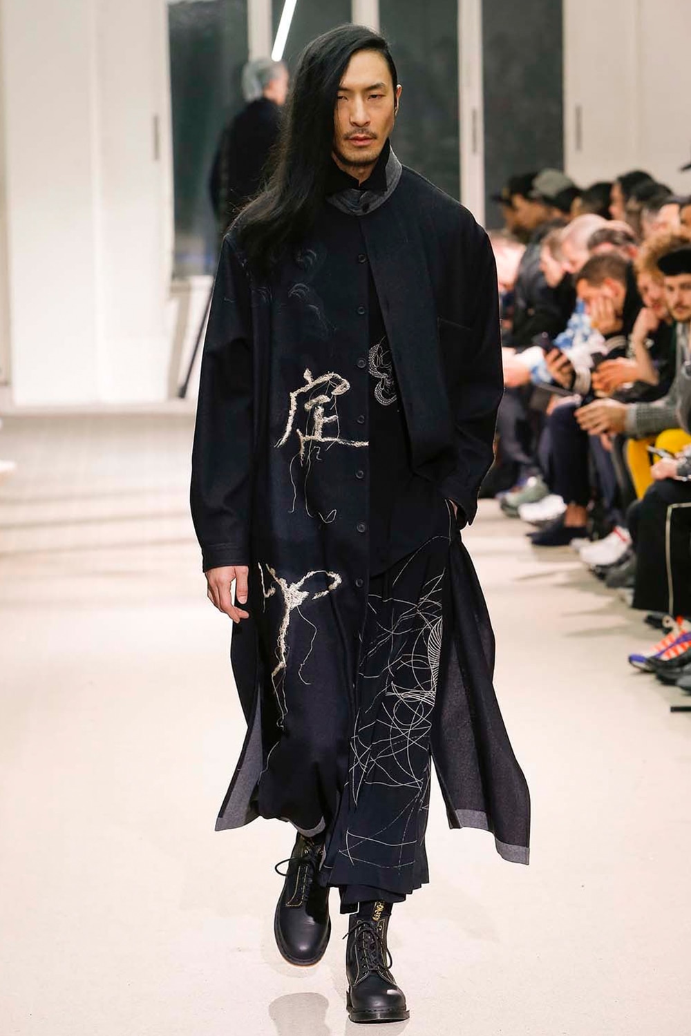 AUTUMN / WINTER 2019-20 | Yohji Yamamoto (ヨウジヤマモト) Official