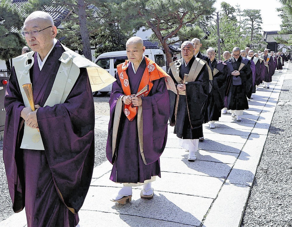 入山式、厳かに…臨済宗妙心寺派の山川管長「修行僧に戻ったつもりで