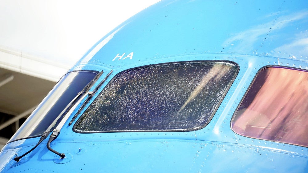 オランダ航空のボーイング787―9型、成田を離陸後に操縦席の窓