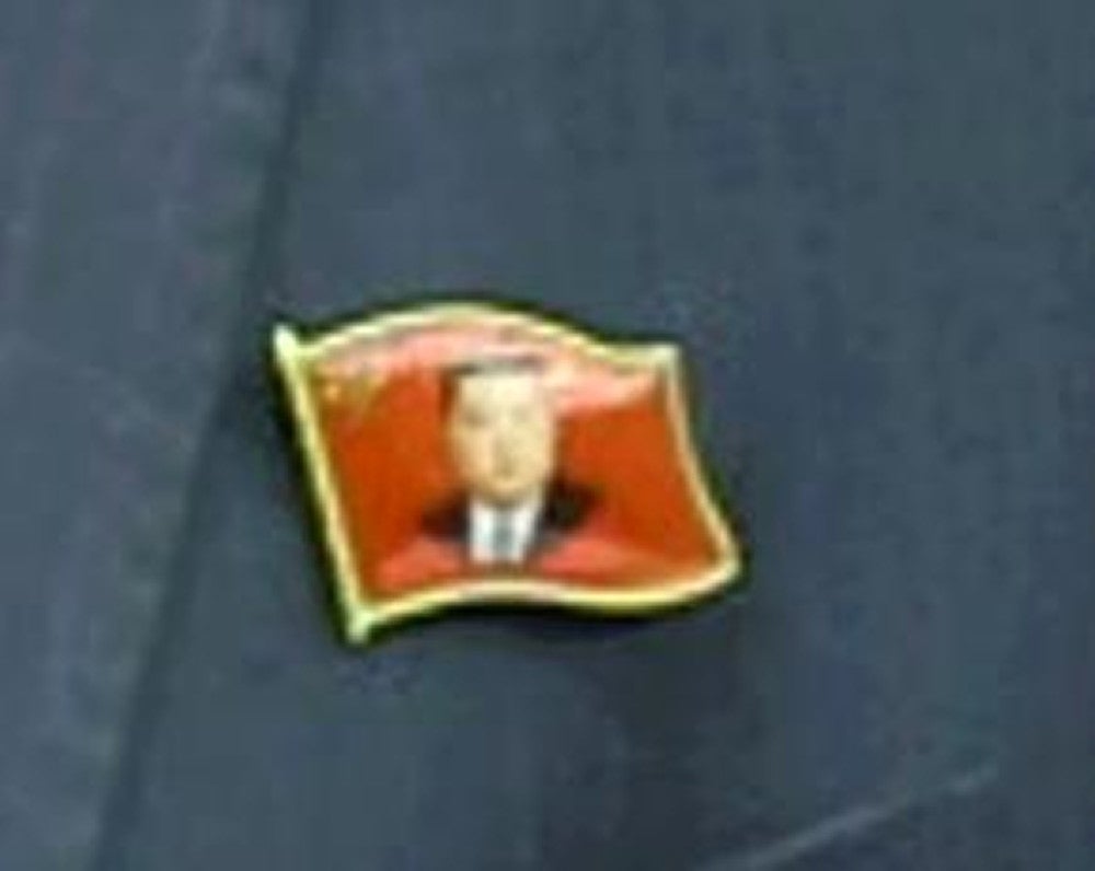 金正恩総書記の肖像が描かれたバッジ、党幹部らが着用…偶像化を進める