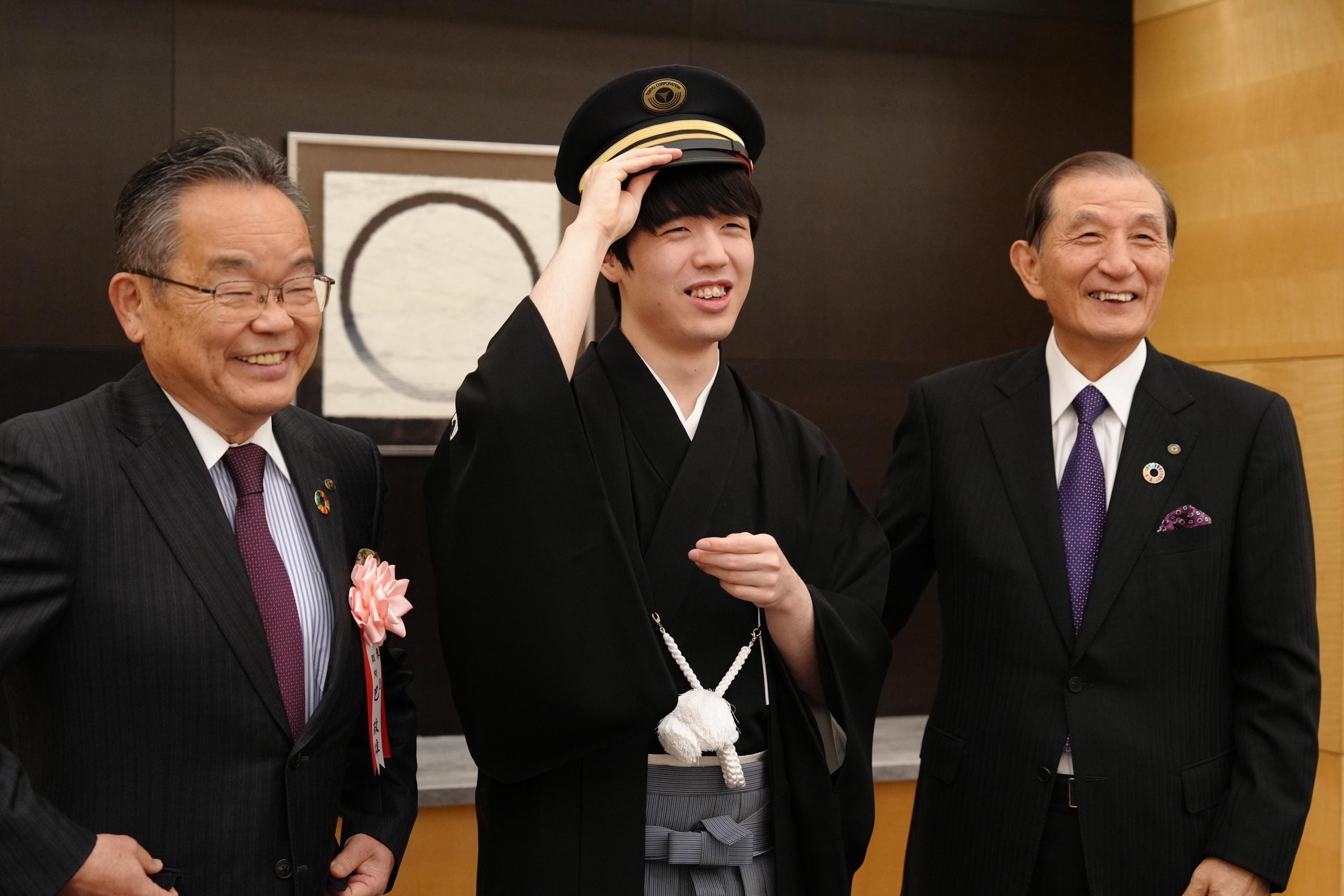 竜王戦：「八冠」帽子を贈られた藤井聡太竜王「永世駅長」の誓い、地域