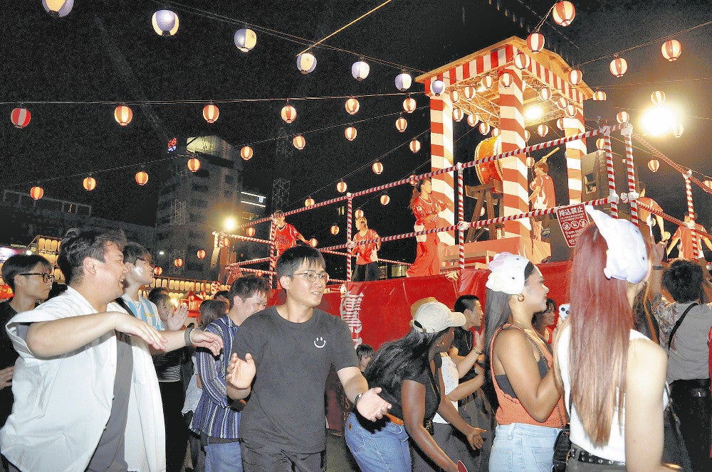 新スタイルの盆踊り、荻野目洋子さん「ダンシング・ヒーロー」など