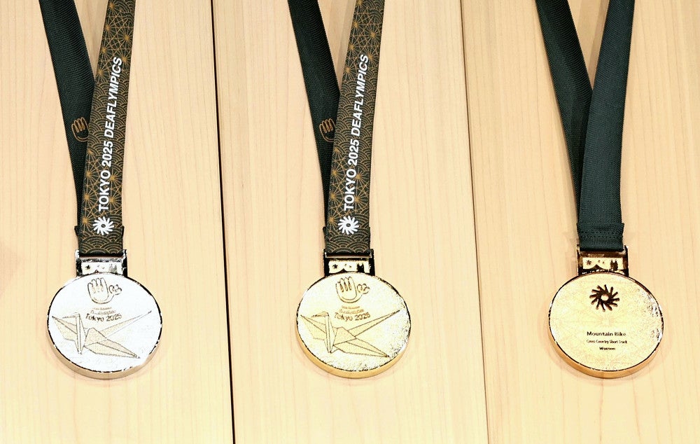 東京デフリンピック開幕まで100日、メダルお披露目…折り鶴デザイン