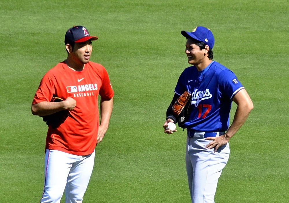 大谷翔平、古巣エンゼルスタジアムで菊池雄星と再会…帽子を取って