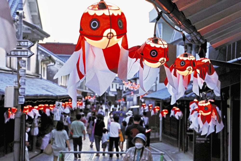青森・弘前のねぷたがルーツ、白壁の町並み彩る金魚たち : 読売新聞