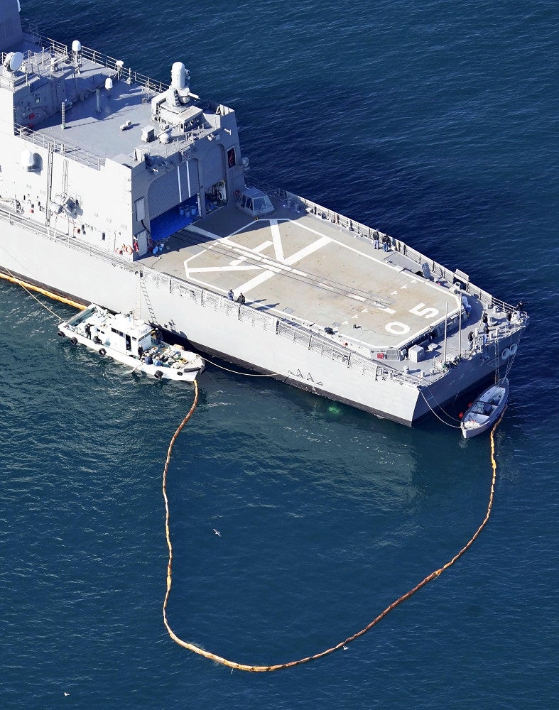 海自護衛艦「いなづま」艦首付近にも亀裂、油漏れ続ける…えい航の