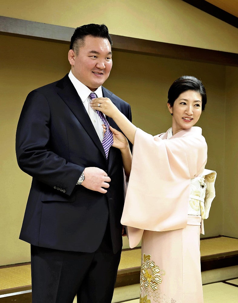 元横綱白鵬が断髪式、涙ぐむ場面も…巨人・原監督ら300人がはさみ