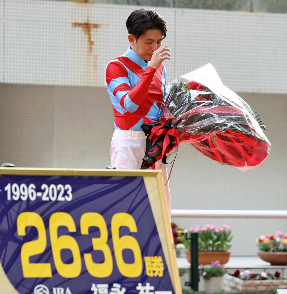 引退式の福永祐一「最高の騎手人生だった」…武豊から花束、車いすの父