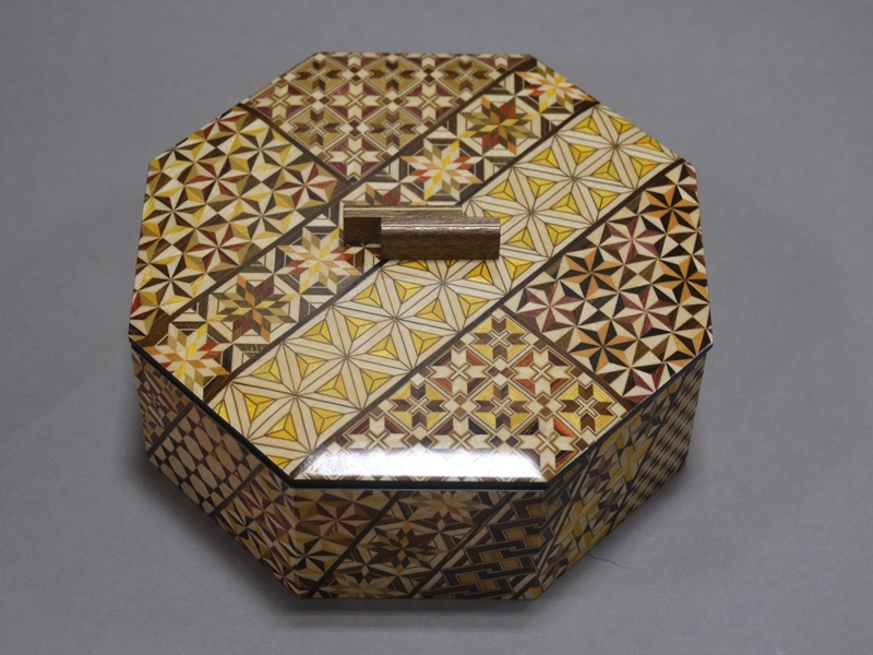 寄木八角蓋付菓子器 小寄木 商品詳細｜寄木細工・箱根細工｜いづみやが