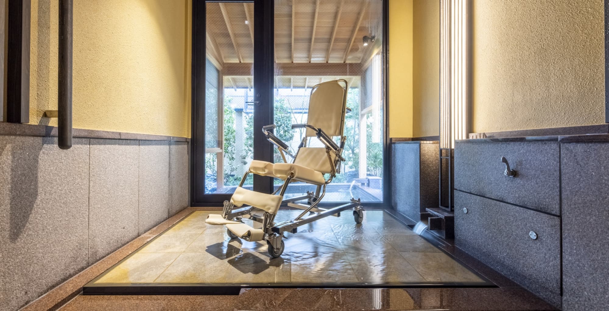 温泉をバリアフリーにする浴槽 ハートフルプルミエ | 介護浴槽・福祉