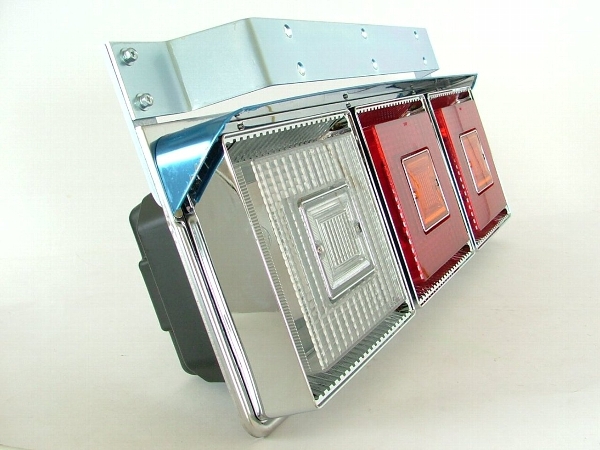 JB 角大型3連テールランプ (06対応) - トラックボディパーツトラック架