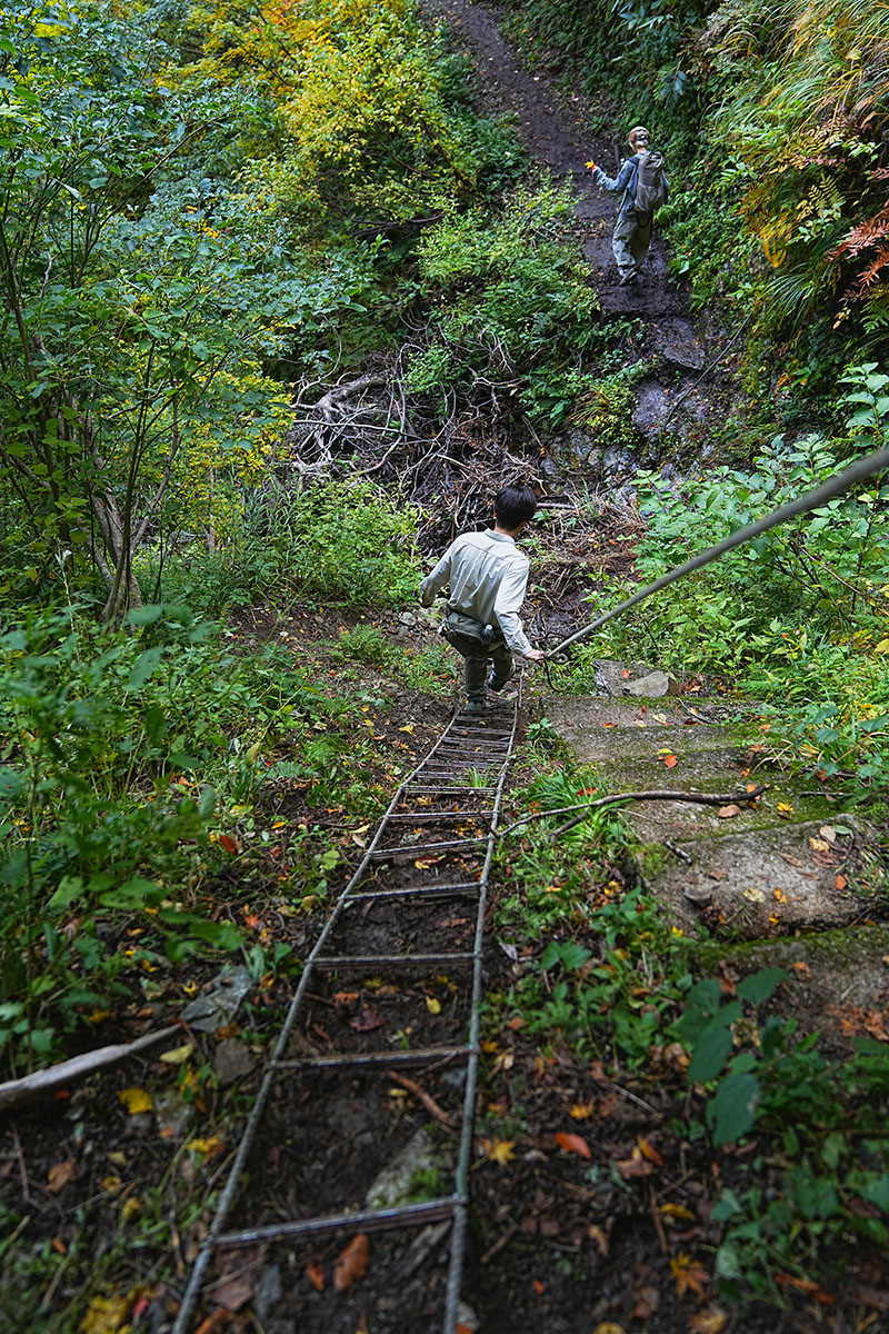 岩壁が赤く燃えるプチ下ノ廊下！ 裏巻機渓谷で渓谷の紅葉美を堪能