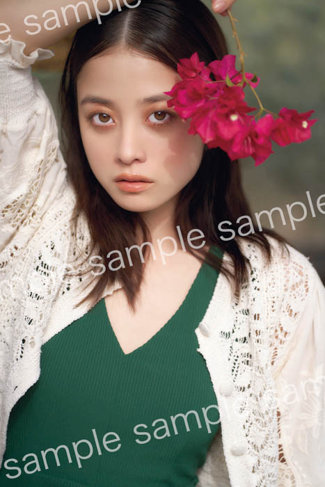 橋本環奈写真集『カレイドスコープ』（2月3日発売）から、ランダム封入