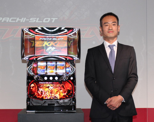 山佐、150度視野の3面液晶を搭載した純増約4枚のAT機「パチスロ鉄拳4