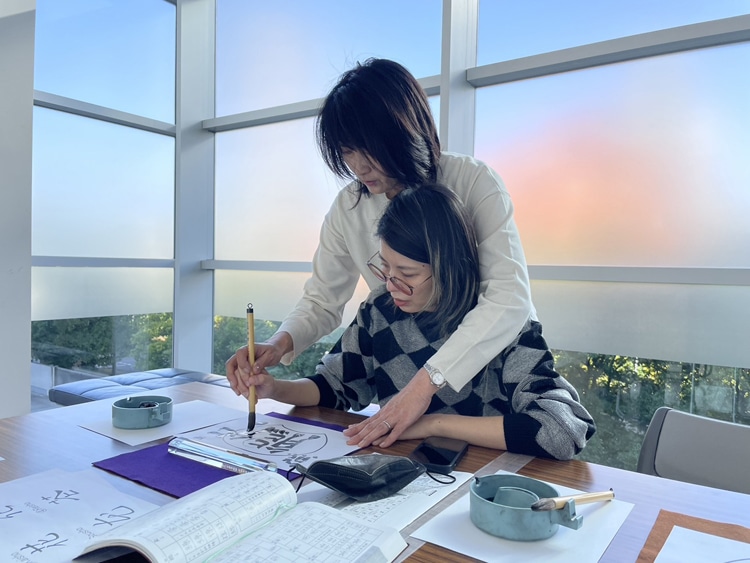 どんな想いを形にする？第53回全書芸展ワークショップ「うちわに書こう